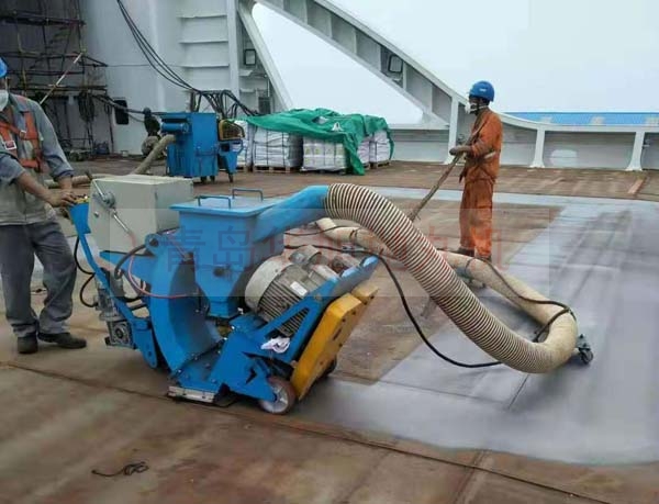 宁波某船厂使用手持移动式抛丸机清理轮船甲板铁锈及氧化皮